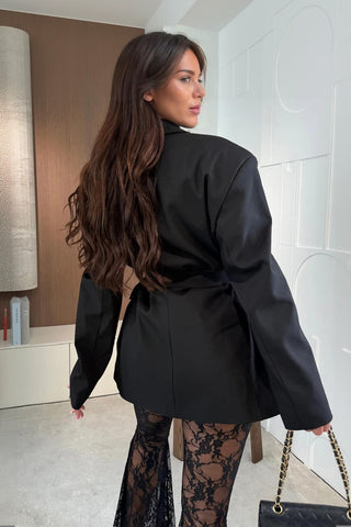 Veste blazer noire oversize à ceinture, vue de dos, manches longues.