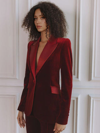 Blazer velours rouge femme, coupe slim, col châle, détails satin, vue trois-quarts