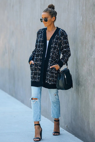 Cardigan longline marine à texture bouclée claire, ouvert, poches, porté sur jean