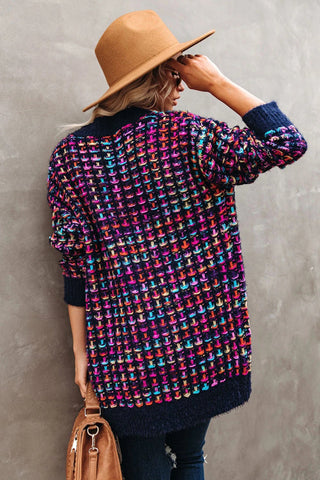 Cardigan longline en tweed bouclé multicolore violet, porté de dos, manches longues, ouvert