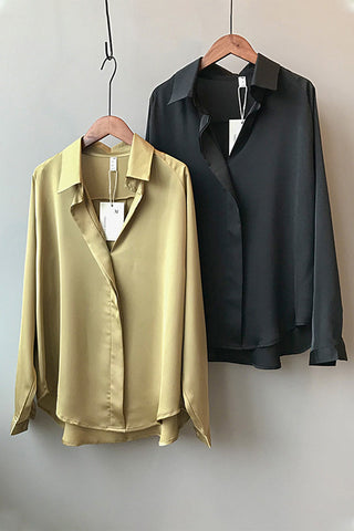 Blouses en satin sur cintres : champagne col chemise et noir assorti