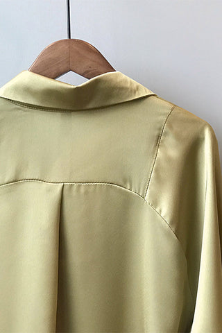 Dos de blouse en satin champagne, col montant et surpiqûres visibles
