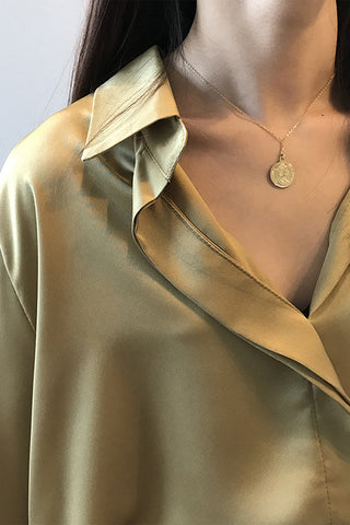 Blouse en satin champagne à encolure en V, manches longues et col chemise