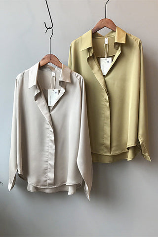 Blouses en satin sur cintres : champagne col chemise et blanc assorti