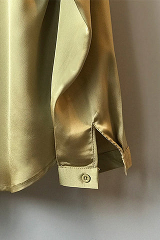 Blouse en satin champagne, poignets boutonnés et fente au bas de manche