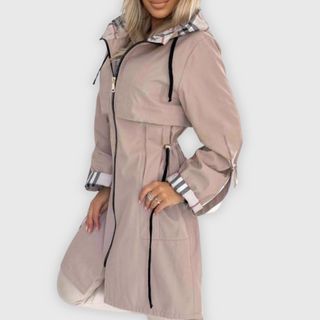 Veste imperméable capuche, zip central, poches plaquées, cordons noirs, taupe