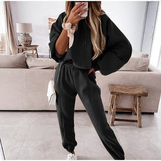 Ensemble sweat à capuche et pantalon noirs, capuche à cordons, pantalon resserré aux chevilles.