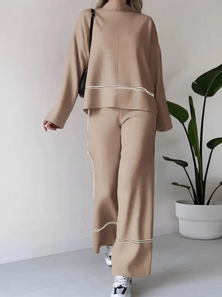 Ensemble Kendall beige : blouse et pantalon long évasé avec liserés et bandes fines.