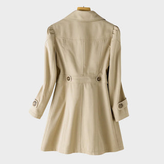 Manteau en gabardine vintage beige clair, dos évasé, ceinture, poches boutonnées.