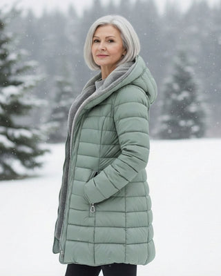 Veste matelassée vert clair à capuche, fermeture zippée, poches latérales.
