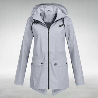Veste imperméable gris clair à capuche, zip central, deux poches boutonnées, cordons.