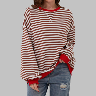 Haut rayé bordeaux et blanc à manches longues, encolure ronde avec bord contrasté rouge.