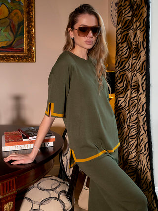 Ensemble vert militaire à t-shirt manches courtes et pantalon long, bordures jaunes.