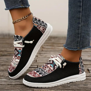 Chaussures légères femme noires à empiècements motifs aztèques, lacets blancs, semelle blanche.