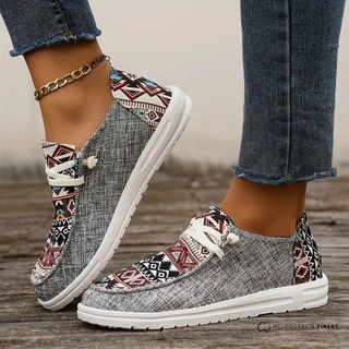 Chaussures légères femme gris chiné à motifs aztèques, lacets blancs, semelle blanche.