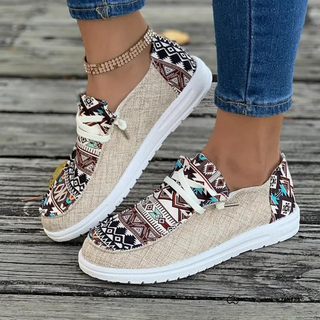 Chaussures légères femme beige à motifs aztèques, lacets blancs, semelle blanche.