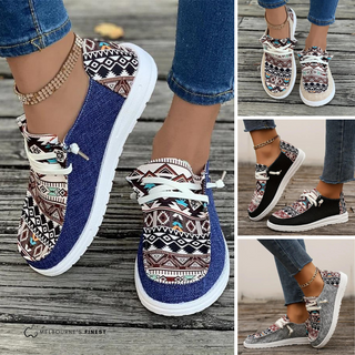 Chaussures légères femme bleu marine à motifs aztèques, lacets blancs et semelle blanche.