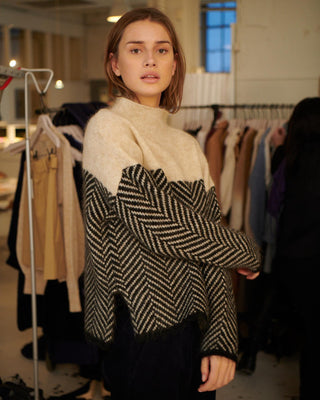 Blouse en maille col montant beige et noir, manches longues et motif chevrons