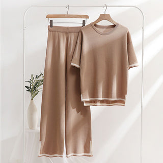 Ensemble t-shirt et pantalon en maille légère beige, bordures crème contrastées.