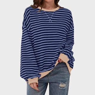 Pull décontracté rayé bleu marine et blanc, encolure en V, manches longues, coupe ample.