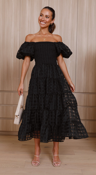 Robe courte noire à épaules dénudées, manches bouffantes, jupe volumineuse à étages