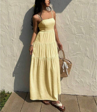 Robe maxi jaune clair à bretelles spaghetti, taille froncée, jupe longue à volants