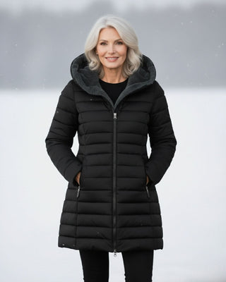Veste matelassée noire avec capuche doublée polaire grise, zip central et poches