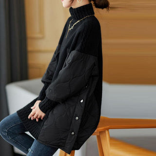 Pull oversize à col montant noir, vue de profil, empiècement matelassé et couture au poignet