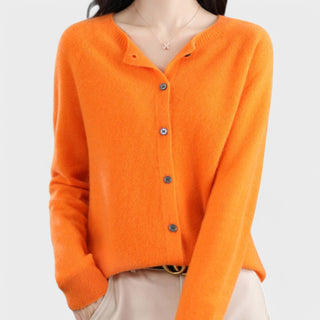 Cardigan en maille de cachemire orange, patte boutonnée, manches longues.