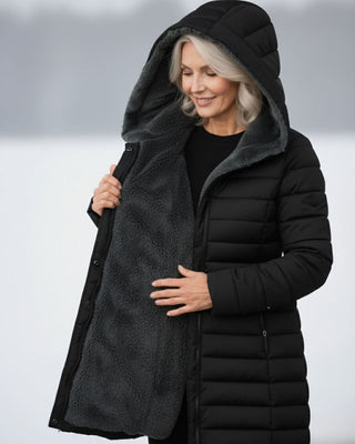 Veste matelassée noire, capuche polaire grise, zip central, bordure ouverte