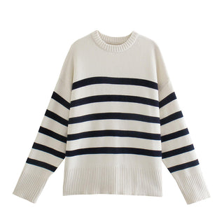 Pull en maille blanc cassé à rayures horizontales noir et bleu, encolure côtelée.