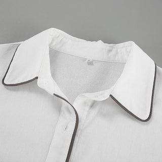 Détail col et poche : chemise blanche en coton, bordure contrastée sombre