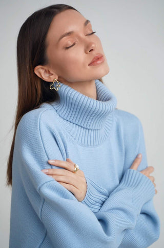 Blouse en tricot surdimensionnée bleu clair à col montant côtelé, gros pull
