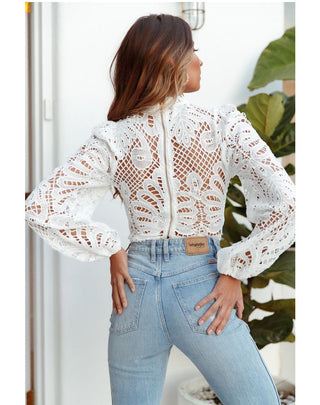 Blouse dentelle blanche à col halter, vue de dos avec manches bouffantes