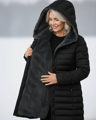 Manteau d’hiver matelassé noir avec capuche doublée polaire, porté ouvert