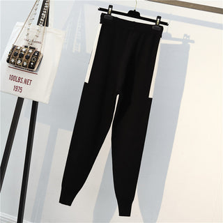 Pantalon en maille noire du même ensemble, taille élastique et coupe fuselée.