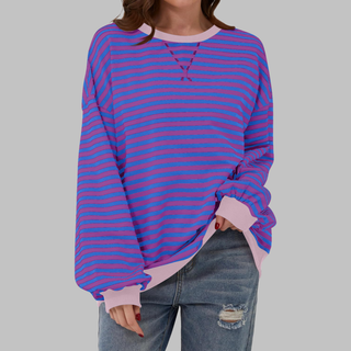 Haut rayé bleu et fuchsia à manches longues, encolure ronde avec bord contrasté violet.