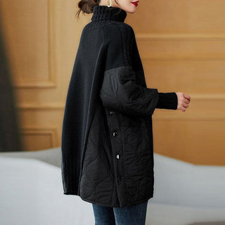 Pull oversize à col montant noir, dos/3-4 profil avec détails matelassés et boutons