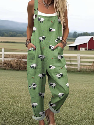 Combinaison en tissu vert à bretelles, poches et motif moutons blancs et noirs