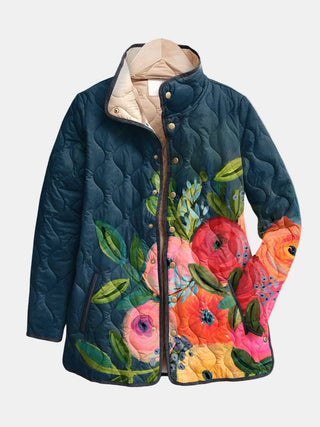 Veste matelassée bleue foncée à grandes fleurs, fermeture boutonnée, col beige.