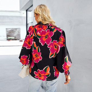 Chemise noire à fleurs multicolores, vue de dos, manches bouffantes, patte boutonnée
