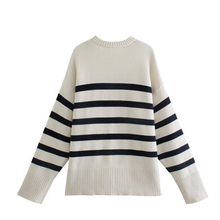 Pull en maille avec rayures horizontales noir et bleu, manches longues et col côtelé.