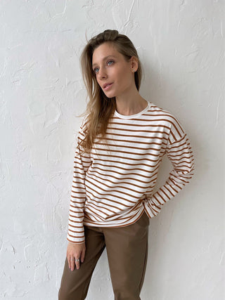 Blouse rayée manches longues marron et blanc, encolure ronde, manches longues.