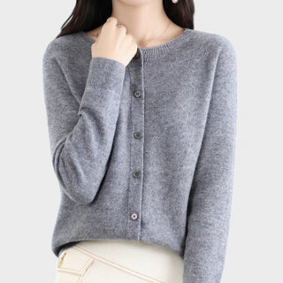 Cardigan en maille de cachemire gris chiné, patte de boutonnage, manches longues.