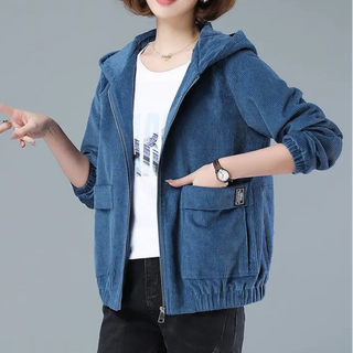 Veste en corduroy bleu à capuche, zip central, poches plaquées et écusson