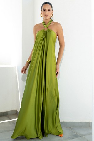 Robe maxi dos nu satinée vert olive, encolure halter nouée, jupe ample