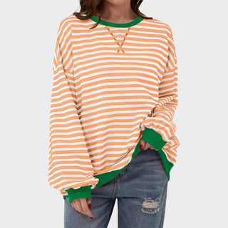 Pull décontracté rayé orange et blanc, encolure en V, manches longues, détails verts.