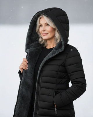 Veste matelassée noire, capuche polaire grise, fermeture zippée, vue trois-quarts