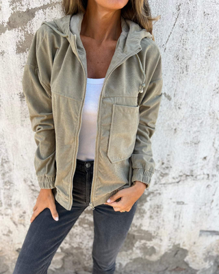 Veste à capuche en velours côtelé vert olive, zip et poches plaquées