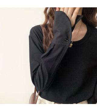 Pull en maille côtelée noir : gros plan encolure ronde et patte boutonnée